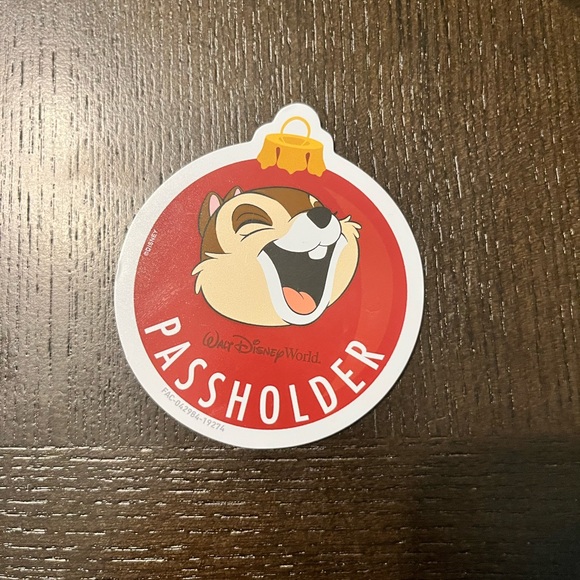 Chip and Dale Annual Passholder Disney Magnets - Picture 6 of 6